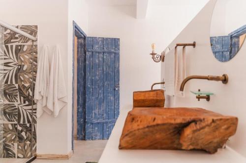 a bathroom with a large wooden sink in a room at Villa Maree Bahia in Marau