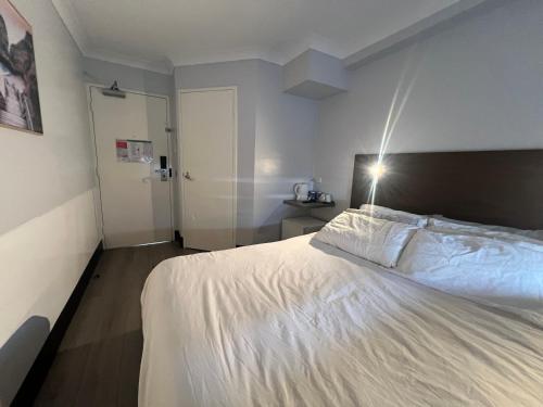 Value Inn Arafura Stairwayにあるベッド