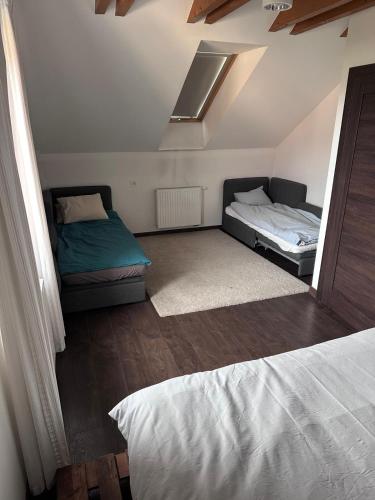 Un dormitorio con dos camas en un ático. en Domek na Krakowskiej, en Kęty