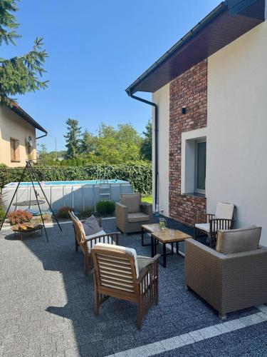 un patio con un montón de sillas y mesas en Domek na Krakowskiej, en Kęty