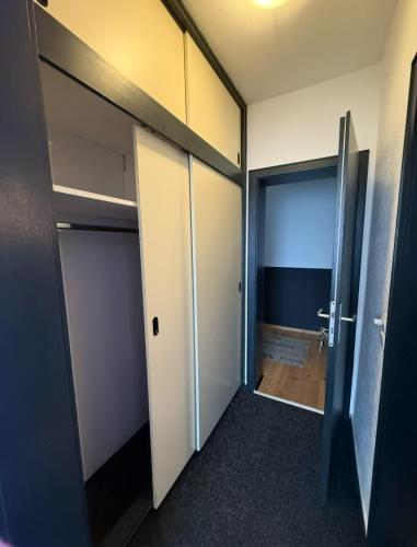 an empty room with an open door and a hallway at Hotel Uthoff in Bissendorf