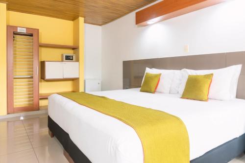 Postel nebo postele na pokoji v ubytování Waira Suites
