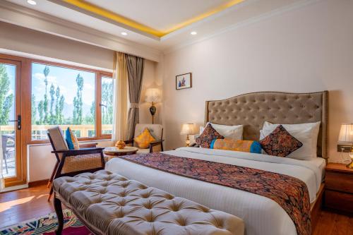 Hotel Gyalpo Residency - A Mountain View Luxury Hotel in Lehにあるベッド
