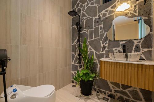 une salle de bains avec toilettes et lavabo dans l'établissement Đàn Villa Hồ Bơi Vũng Tàu Gần Biển Bãi Sau Thùy Vân, à Vung Tau
