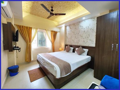 a bedroom with a bed with a ceiling fan at Hotel Priyanshi Aradhya Shree Jagannath Temple - Free Wifi and Parking Facilities - Fully-Air-Conditioned Rooms - Best Hotel in Gaya