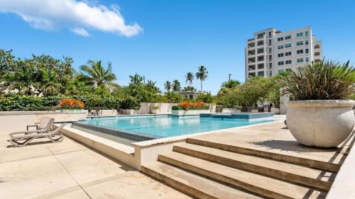 Der Swimmingpool an oder in der Nähe von Beachfront 7th floor unit at Mar Azul