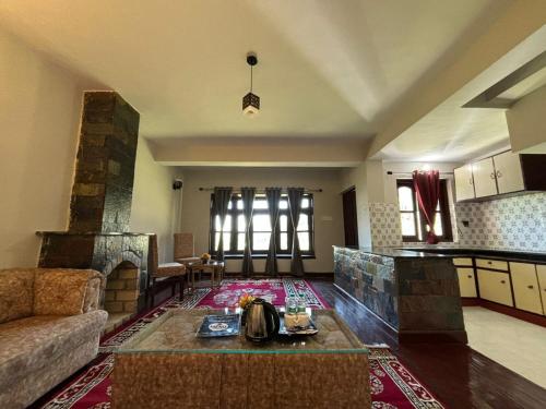 Et opholdsområde på Kumaon Roop Resort Near Neem Karoli Temple