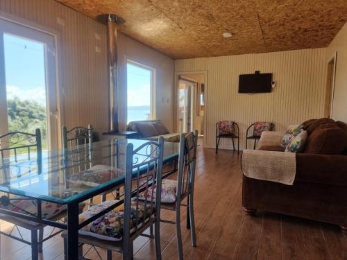 Χώρος καθιστικού στο Cabaña con vista panorámica inigualable al lago Llanquihue y volcán Osorno