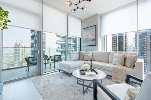 High-Floor Seaview 2BR with Dubai Water Canal Panorama, Steps from Metro and Marina Beach, LIV Marina, Dubai Marina by Deluxe Holiday Homes