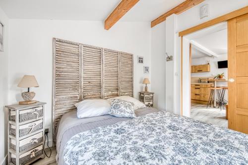 Una cama o camas en una habitación de Bastide De Mongiraud