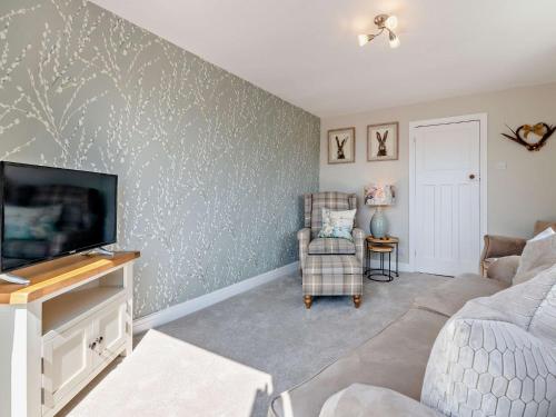 a living room with a tv and a couch at 2 Bed in Kirkbymoorside 92635 in Kirkbymoorside