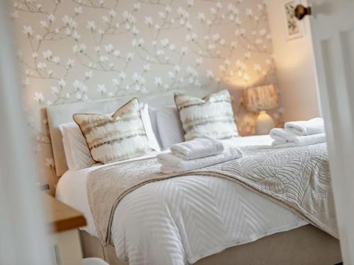 a bedroom with a white bed with white sheets and pillows at 2 Bed in Kirkbymoorside 92635 in Kirkbymoorside