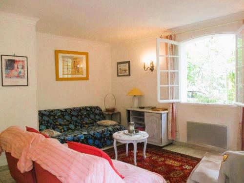 a living room with a couch and a window at RONCE, mer à 1mn, en XXL ! in Ronce-les-Bains