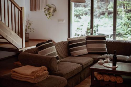 a living room with a couch and a table at Dom Puchacza w Lądku-Zdroju in Lądek-Zdrój