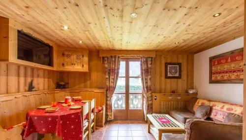 a living room with a table and a couch at Appartement confortable à Megève | 46m² | Vue sur montagne in Megève
