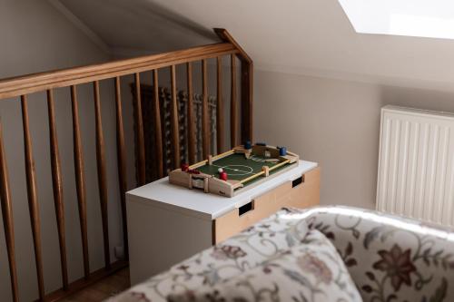 a small room with a table with a pool table at Dom Puchacza w Lądku-Zdroju in Lądek-Zdrój