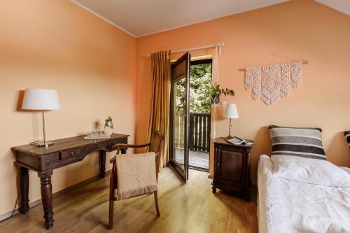 a bedroom with a desk and a bed at Dom Puchacza w Lądku-Zdroju in Lądek-Zdrój