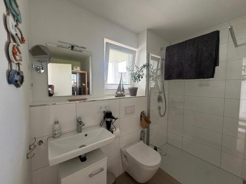 Ένα μπάνιο στο Ferienwohnung Matrosenloft Olpenitz