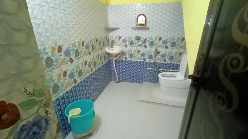 a small bathroom with a toilet and a sink at Kamla Kantam Home Stay in Kota Bāgh