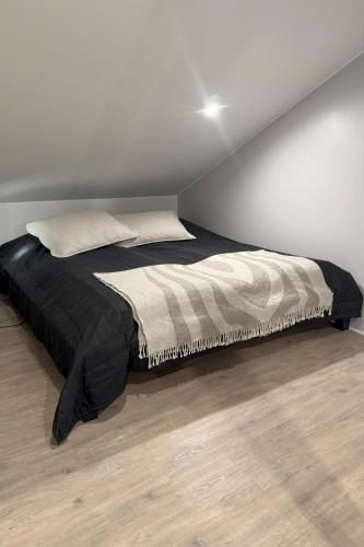 Ένα ή περισσότερα κρεβάτια σε δωμάτιο στο Aurora Arctic Riverside Villa