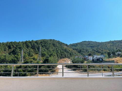 a bridge over a road with a mountain in the background at Doğanın Kalbindeki Eviniz-7 Kişi in Gemlik