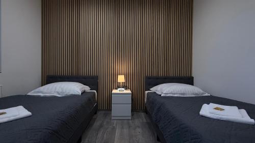 a bedroom with two beds and a table with a lamp at Zweizimmerwohnung im Herzen von Quakenbrück in Quakenbrück