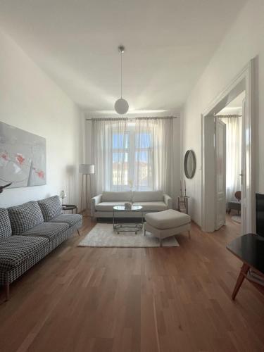 Sunny Apartment on Yppenplatz near City Center