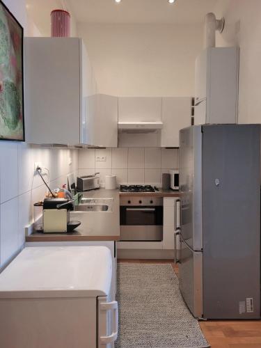 Sunny Apartment on Yppenplatz near City Center