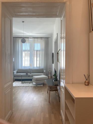 Sunny Apartment on Yppenplatz near City Center