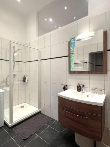 Sunny Apartment on Yppenplatz near City Center