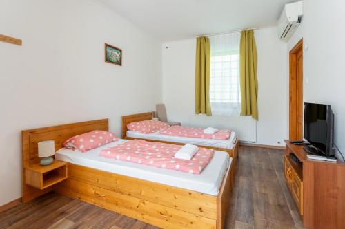 Ένα ή περισσότερα κρεβάτια σε δωμάτιο στο Hársfa Vendégház