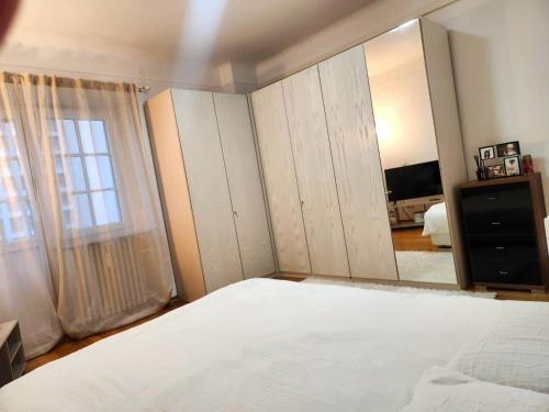 Ένα ή περισσότερα κρεβάτια σε δωμάτιο στο Quarto amplo e aconchegante