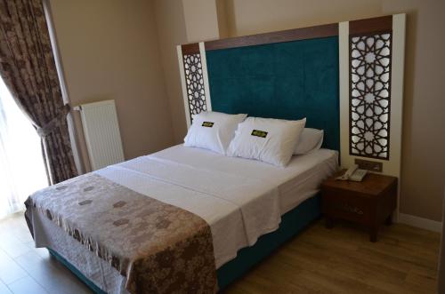 A bed or beds in a room at Sinop Dolunay Hotel