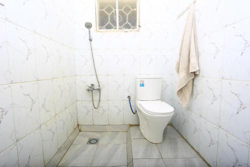 un bagno con wc e doccia di Vital Corner a Ruhengeri
