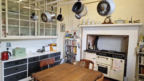 Η κουζίνα ή μικρή κουζίνα στο Huge Double Room In Victorian House