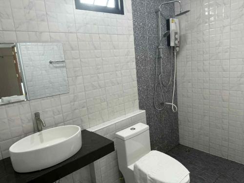 Ένα μπάνιο στο ธิชา วิลล่า Thicha Villa