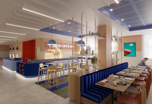 un ristorante con tavoli e sedie e un bar di Holiday Inn Express & Suites Barcelona - Sabadell by IHG a Sabadell