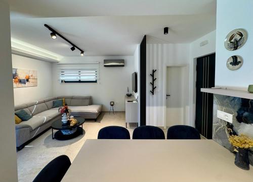 een woonkamer met een bank en een tafel bij Villa D Cube in Kremena