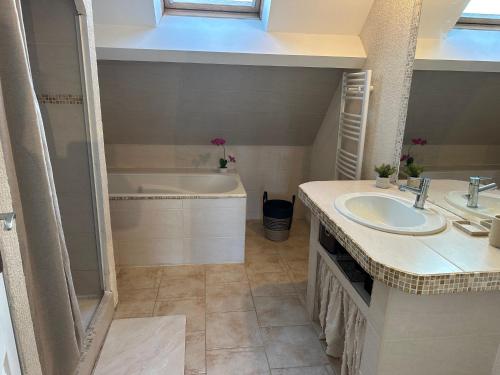 un baño con lavabo y bañera en villa Maopi, en Wimereux