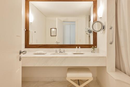 un baño con lavabo y espejo en Locanda Punta Del Este, en Punta del Este