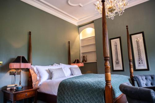 Ένα ή περισσότερα κρεβάτια σε δωμάτιο στο Lewtrenchard Manor