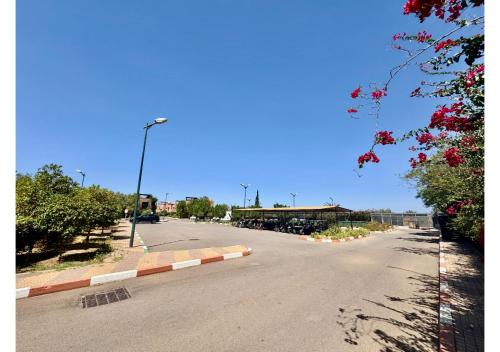 an empty street with a street light on the side of the road at Duplex Luxe avec Rooftop, 3 Piscines, 2 Chambres, Atlas Golf Marrakech in Marrakech