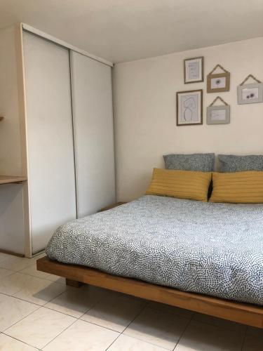 une chambre avec un lit dans une pièce dans l'établissement Appartement en rez de villa, à Montpellier