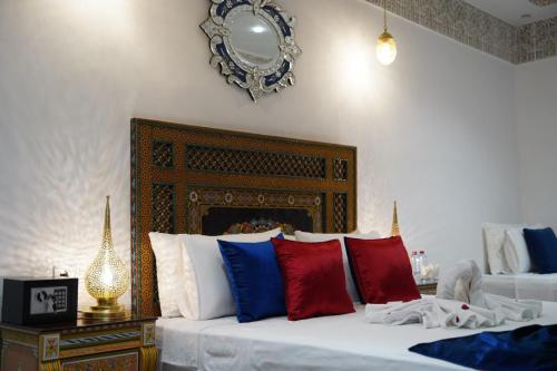 Cama o camas de una habitación en Riad Jnane Fes Medina & Luxury Palace