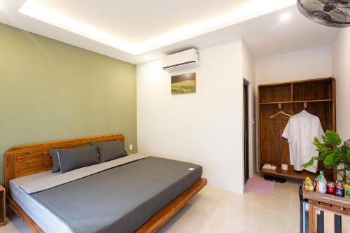 a bedroom with a bed in a room with a closet at Lá Nhỏ Homestay Mộc Châu in Mộc Châu