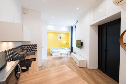 a room with a kitchen and a living room at Modern AC Studio in the Heart of Chartrons in Bordeaux