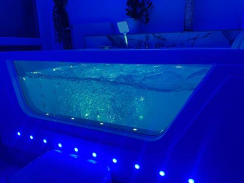 Πισίνα στο ή κοντά στο Loveroom de luxe avec jacuzzi sauna vapeur écran 300 cm