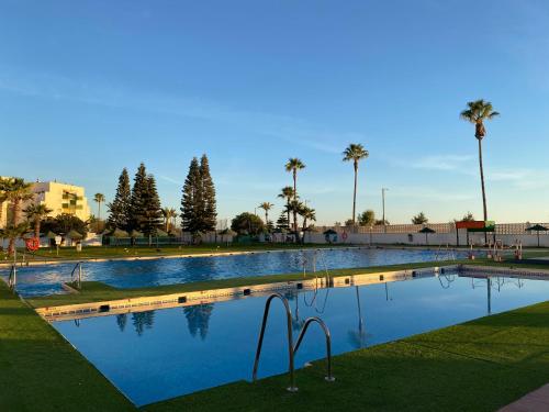 Πισίνα στο ή κοντά στο Luxury Studio First Beachline La Ola Azul