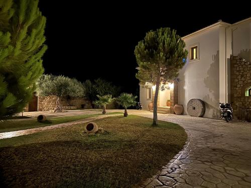 Κήπος έξω από το Onirozo Koroni Private Villa