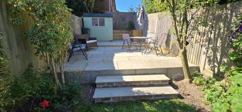 Zahrada ubytování Gray's Cottage 2 Bedroom Nestled in the heart of Crawley